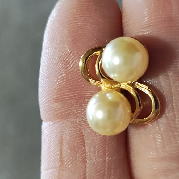 VINTAGE GOLD-TONE IVORY FAUX DOUBLE PEARL STUD .5" EARRINGS - Picture 6 of 8